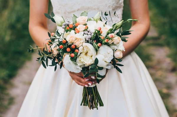 How to Choose Wedding Flowers for Your Wedding Dress